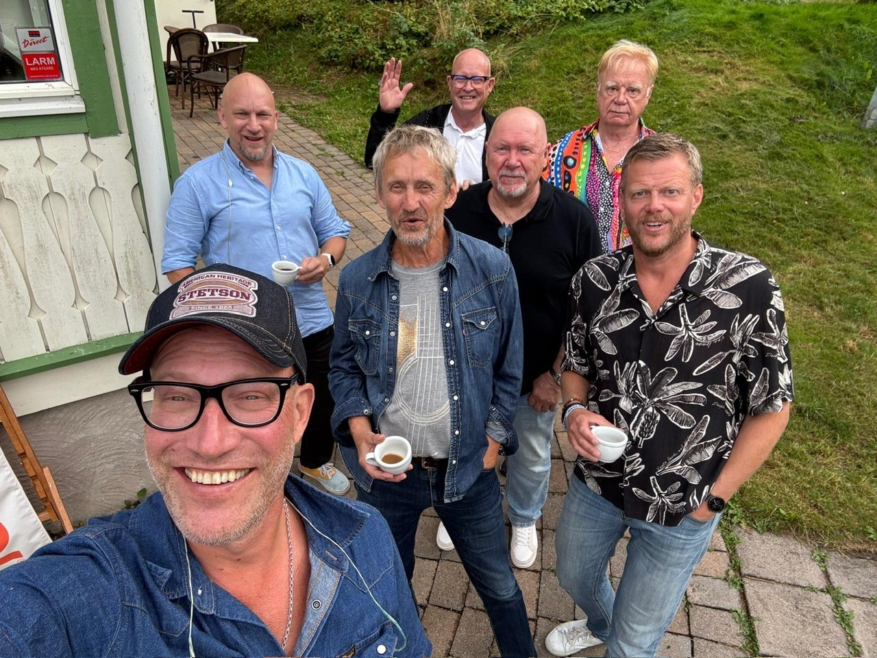 Orkestern Endless tillsammans utanför repetitionslokalen